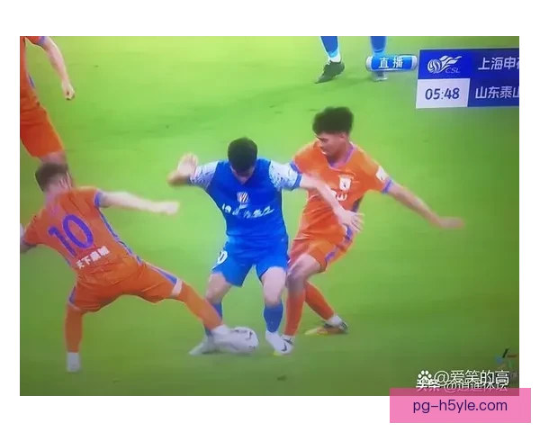 申花半场两球落后拉唐红牌伤退